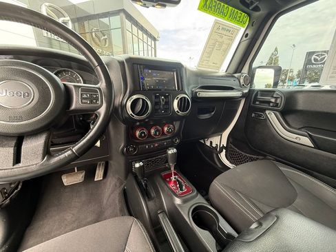 Used 2018 Jeep Wrangler Unlimited Sahara AWD/4WD image 23