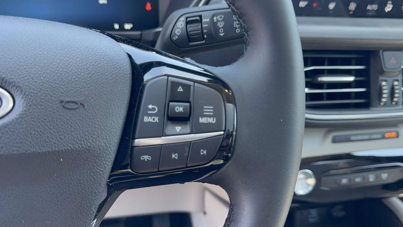 New 2023 Ford Escape SE w/ PHEV Premium Package FWD image 12