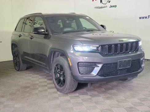 Used 2024 Jeep Grand Cherokee Altitude AWD/4WD image 2