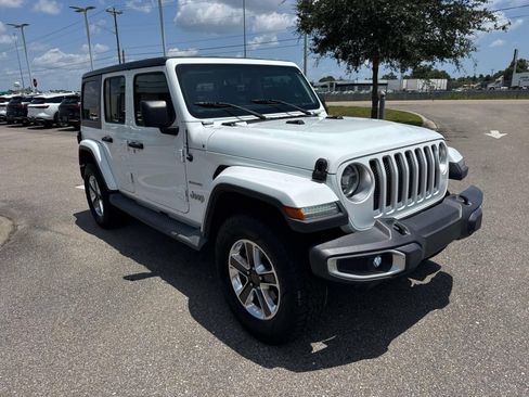 Used 2018 Jeep Wrangler Unlimited Sahara AWD/4WD image 3