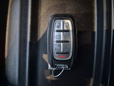 Used 2020 Chrysler Pacifica Touring-L image 32