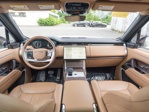 Certified 2025 Land Rover Range Rover Long Wheelbase SE AWD/4WD image 18