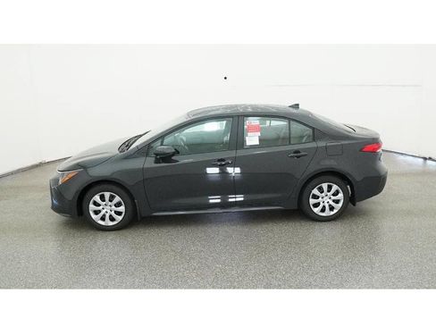 Used 2025 Toyota Corolla LE FWD image 4