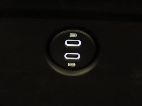 Certified 2025 Porsche Macan AWD/4WD image 33