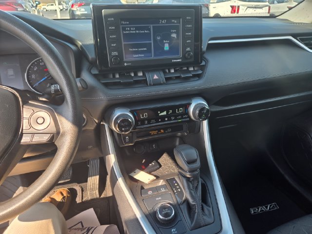 Used 2021 Toyota RAV4 XLE AWD/4WD image 2