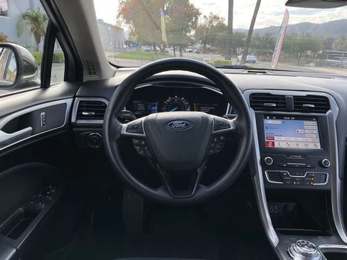 Used 2019 Ford Fusion SE image 11