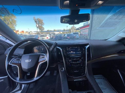 Used 2017 Cadillac Escalade 2WD image 9