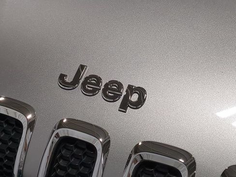 Used 2016 Jeep Cherokee Latitude w/ Comfort/Convenience Group AWD/4WD image 15