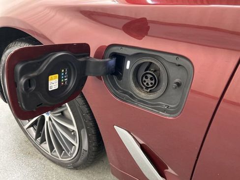 Used 2023 BMW 530e xDrive w/ Convenience Package image 9