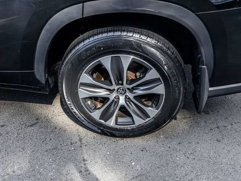Used 2023 Toyota Highlander XLE AWD/4WD image 13