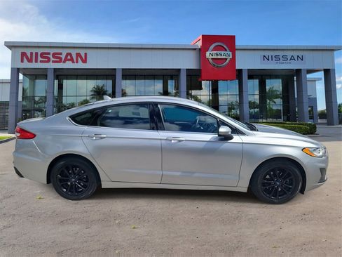 Used 2020 Ford Fusion SE image 3