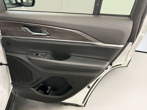 Used 2023 Jeep Grand Cherokee Limited image 32