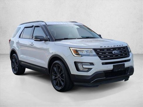 Used 2017 Ford Explorer XLT w/ Equipment Group 202A AWD/4WD image 3