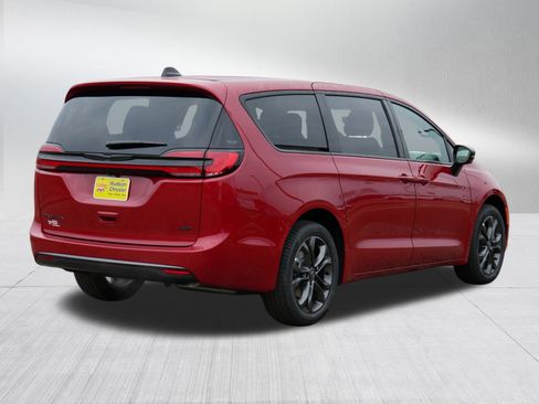 New 2026 Chrysler Pacifica Select image 2