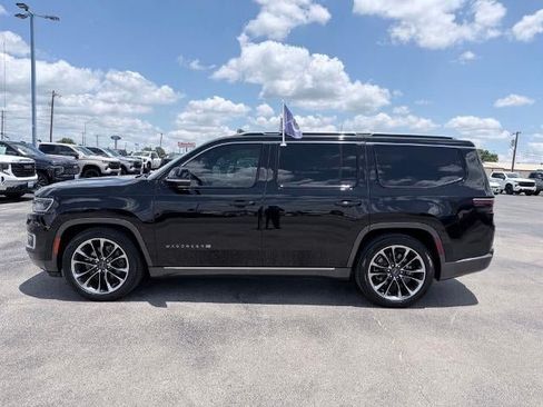 Used 2022 Jeep Wagoneer Series III w/ Premium Group I AWD/4WD image 2