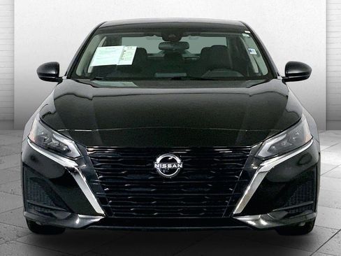 Used 2025 Nissan Altima 2.5 SV FWD image 2