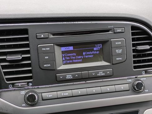 Used 2017 Hyundai Elantra SE image 12