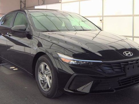 Used 2025 Hyundai Elantra SE image 2