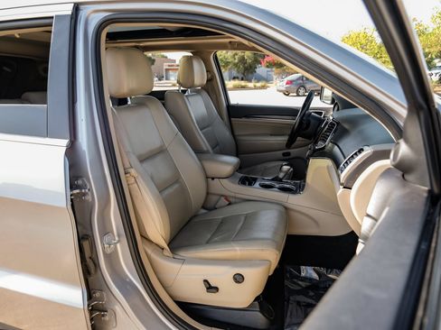 Used 2020 Jeep Grand Cherokee Limited w/ Luxury Group II RWD image 39