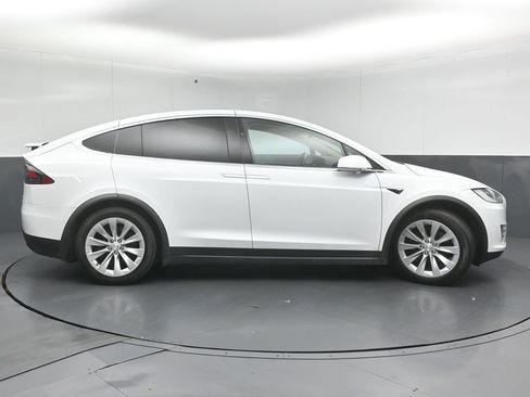 Used 2018 Tesla Model X 75D image 8
