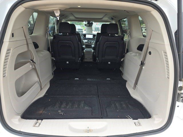 Certified 2022 Chrysler Pacifica Touring-L AWD/4WD image 10