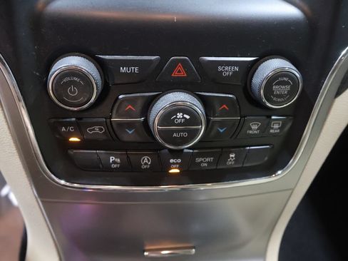 Used 2020 Jeep Grand Cherokee Laredo AWD/4WD image 29