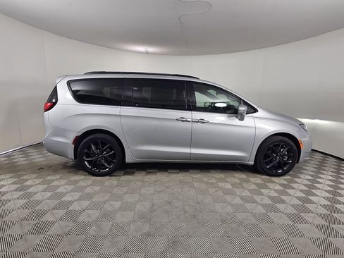 Used 2022 Chrysler Pacifica Touring-L w/ Uconnect Theater Family Group AWD/4WD image 8