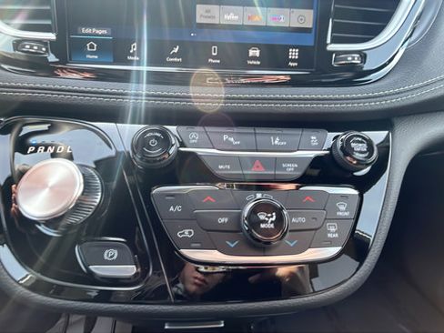 New 2026 Chrysler Pacifica Select AWD/4WD image 16