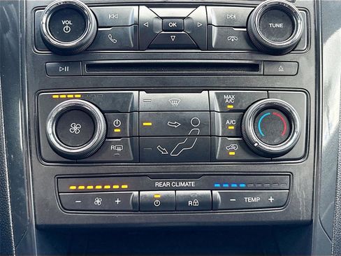 Used 2017 Ford Explorer XLT image 14