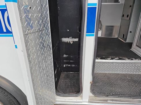 Used 2012 Ford E-450 and Econoline 450 Super Duty w/ Ambulance Prep Pkg image 11