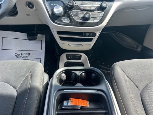 Used 2018 Chrysler Pacifica Touring Plus FWD image 11