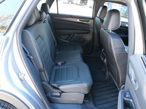 Certified 2025 Volkswagen Atlas Cross Sport SEL R-Line image 33
