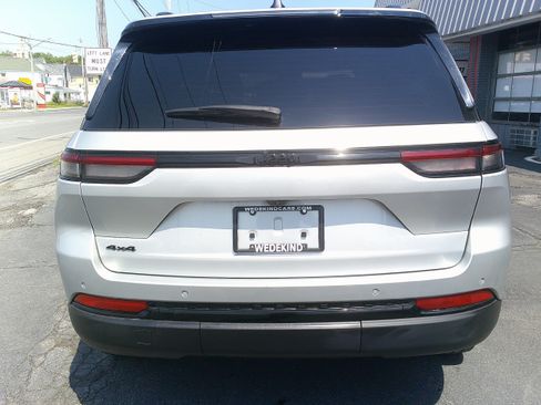 Used 2023 Jeep Grand Cherokee Altitude AWD/4WD image 8