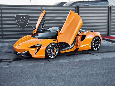 Used 2025 McLaren Artura Spider RWD image 24