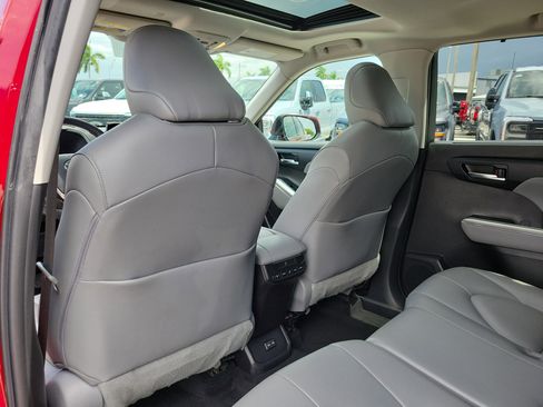 Used 2022 Toyota Highlander XLE FWD image 14