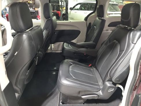 Used 2022 Chrysler Pacifica Touring-L FWD image 12