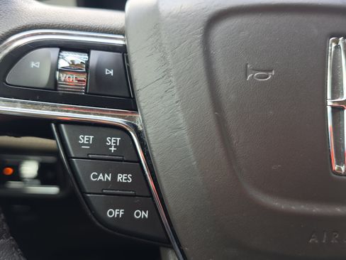 Used 2022 Lincoln Nautilus FWD w/ Premium Package image 13