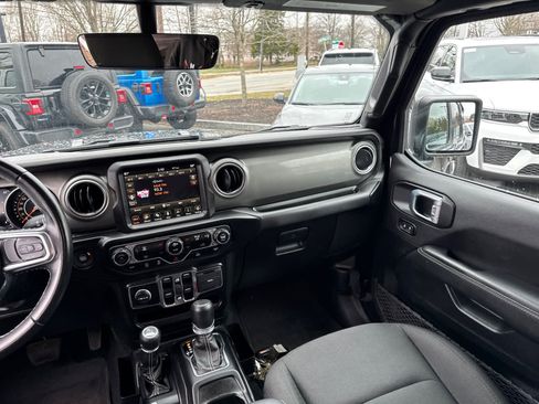 Used 2022 Jeep Wrangler Unlimited Sahara AWD/4WD image 28