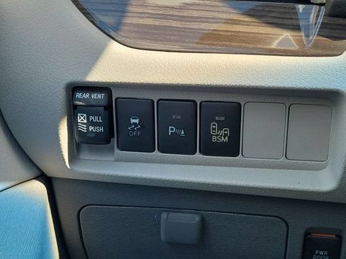 Used 2017 Toyota Sienna XLE w/ XLE Navigation Package AWD/4WD image 19