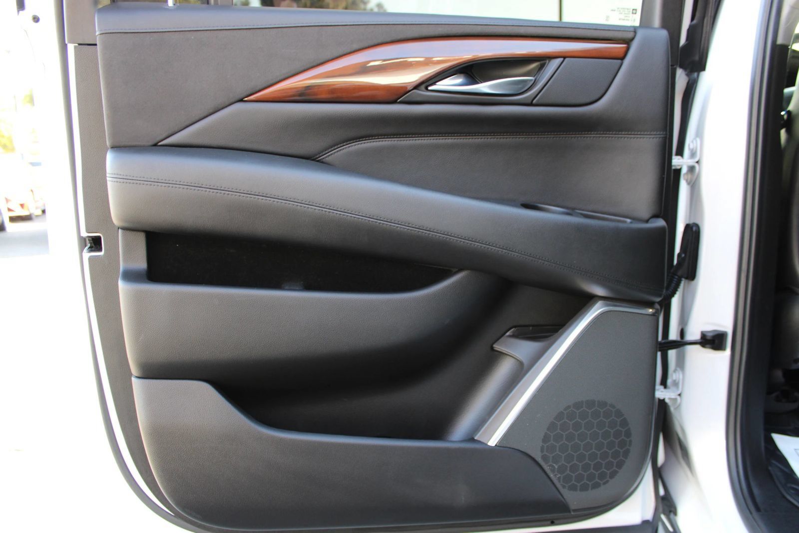 Used 2018 Cadillac Escalade ESV Luxury AWD/4WD image 15