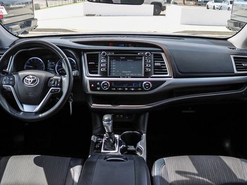Used 2018 Toyota Highlander Plus FWD image 12
