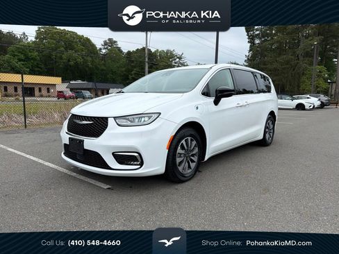 Used 2024 Chrysler Pacifica Limited FWD image 1