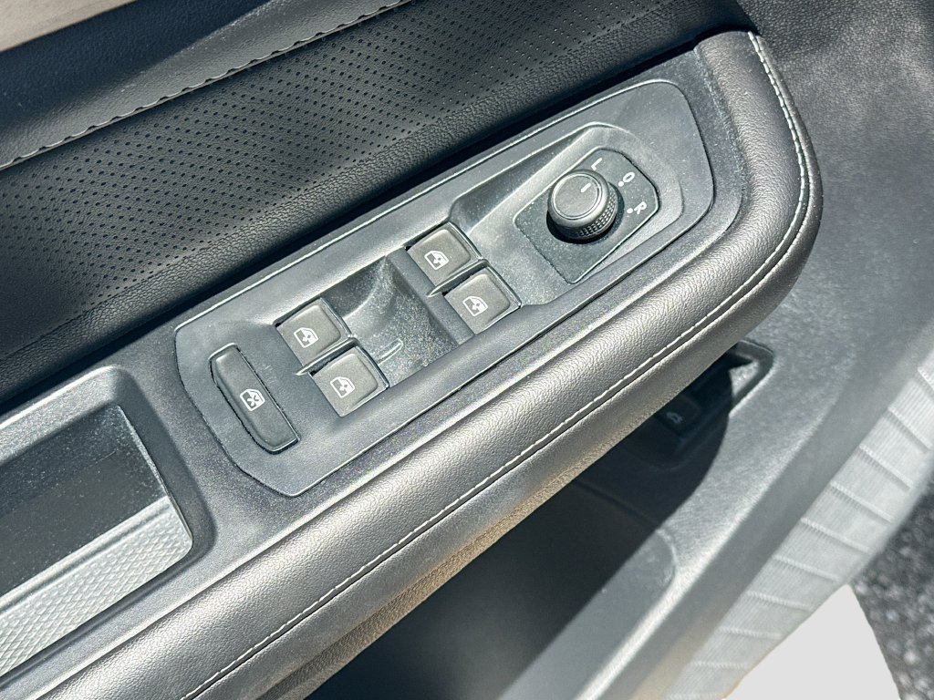 Used 2025 Volkswagen Atlas SE AWD/4WD image 19