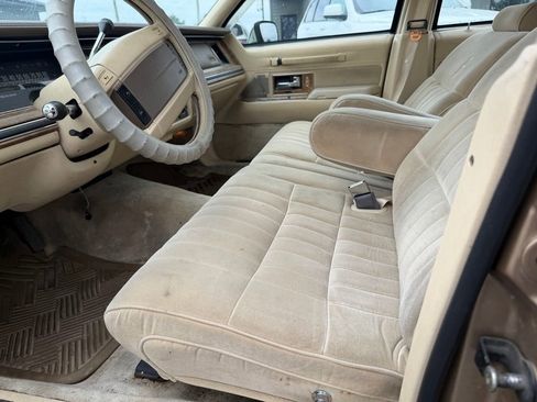 Used 1991 Lincoln Town Car Executive RWD image 10