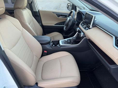 Used 2019 Toyota RAV4 Limited image 31