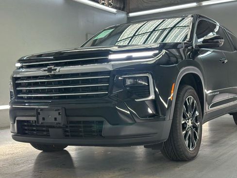 Used 2025 Chevrolet Traverse LT w/ Sun and Wheel Package FWD image 4