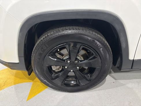 Used 2020 Jeep Cherokee Altitude image 34