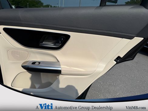 Used 2024 Mercedes-Benz GLC 300 4MATIC image 25