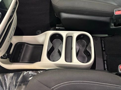 Used 2022 Chrysler Voyager LX FWD image 34
