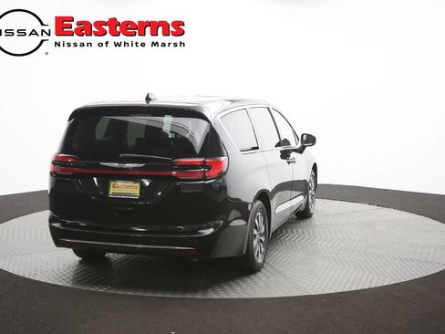 Used 2023 Chrysler Pacifica Touring-L FWD image 41